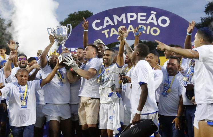 Sampaio Corrêa ergue a Taça Rio (Crédito: Úrsula Nery/Agência FERJ)