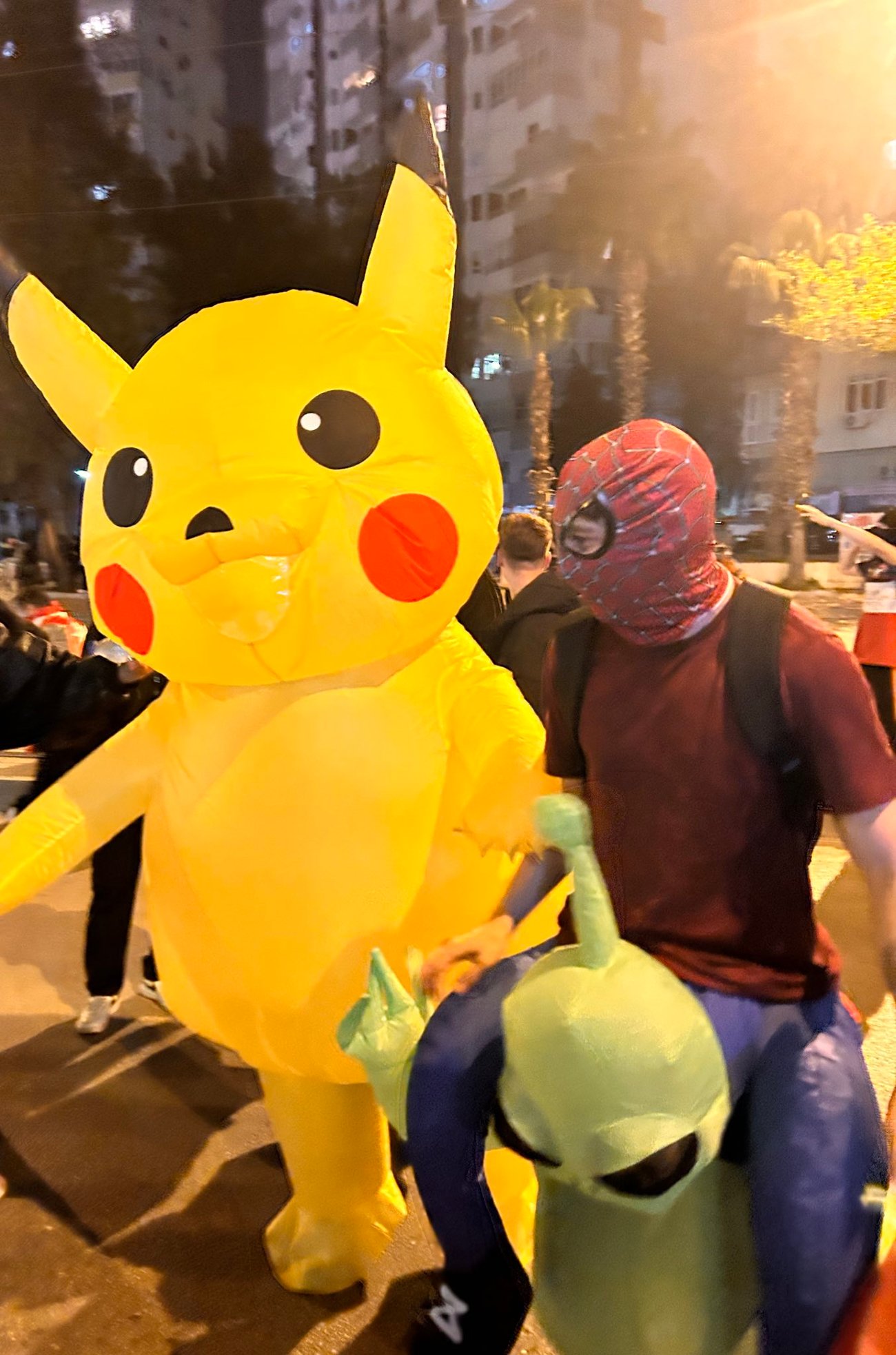 Manifestante fantasiado de Pikachu viraliza ao fugir da polícia nos protestos contra a prisão de Imamoglu na Turquia.