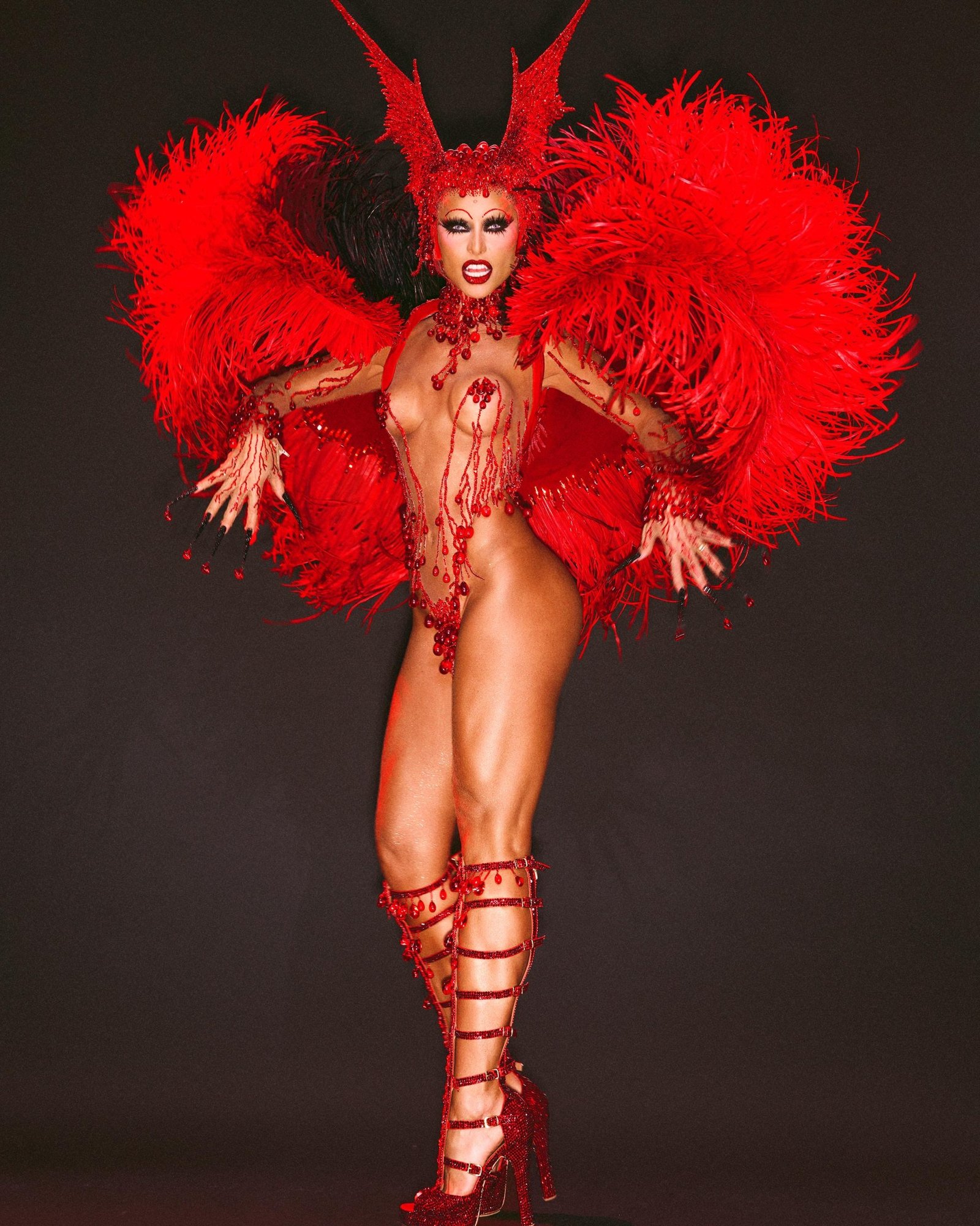 Sabrina Sato revela perrengue com fantasia da Vila Isabel: "Tive que dormir de prótese dentária"