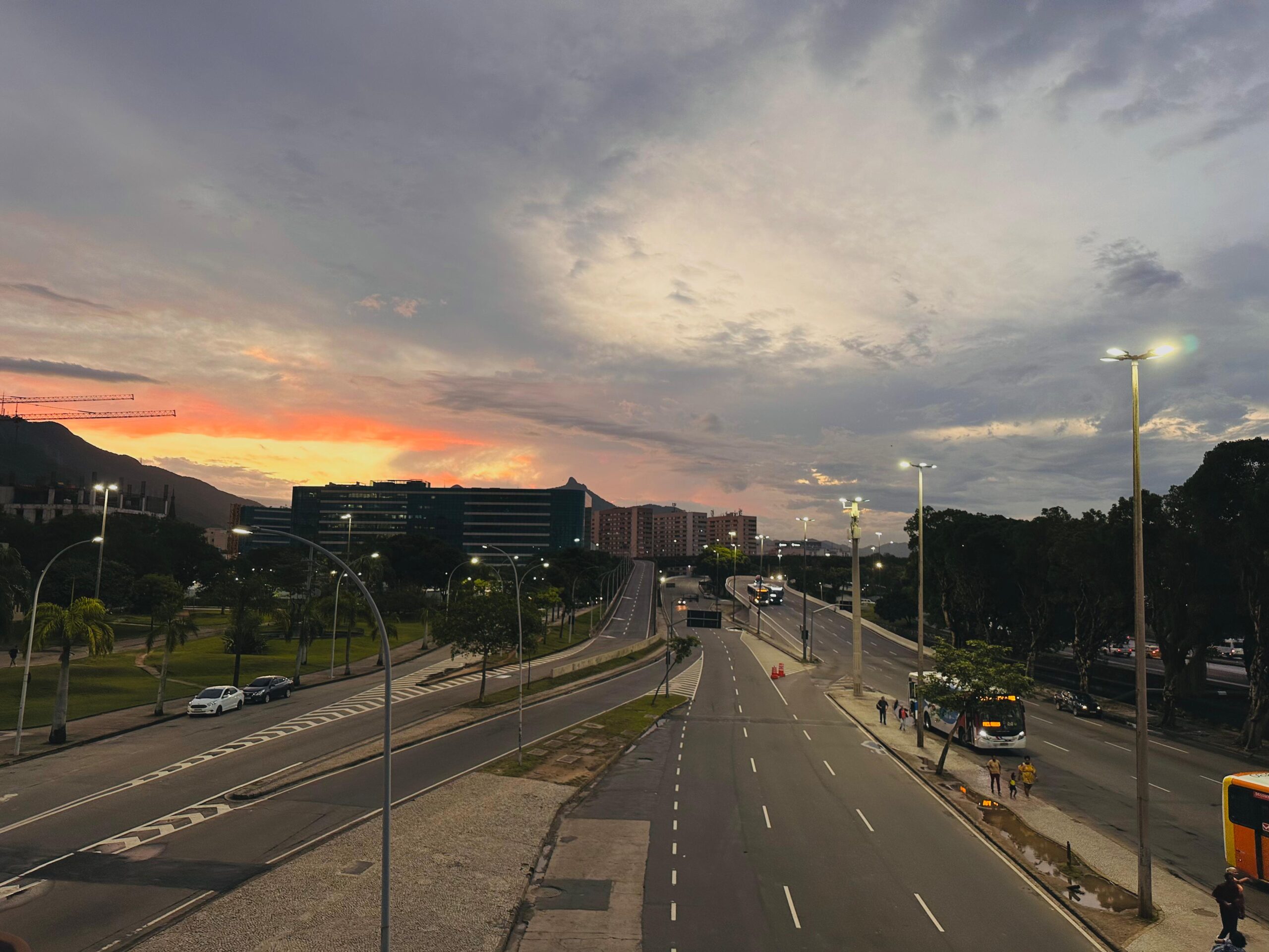 Previsão do tempo indica chuva moderada a forte, ventos intensos e queda de temperatura com a chegada do outono. Saiba mais.