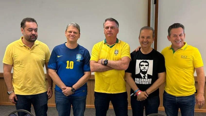 Cláudio Castro ao lado de outros governadores e o acusado de golpe Jair Bolsonaro