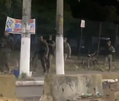 Operação da PM no Complexo da Maré tem tiroteio, fuga de criminosos pelo mar e um morto. Bloqueios e barricadas causam caos na Linha Vermelha