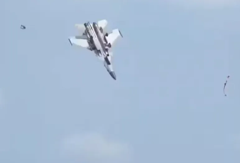 Caça chinês cai durante treinamento (Foto: Reprodução)