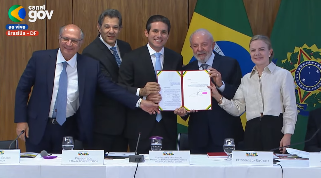 Geraldo Alckmin, Fernando Haddad, Hugo Motta, Lula e Gleisi Hoffmann seguram o PL da Isenção do IR. Foto: reprodução