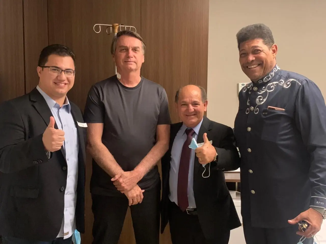 O ex-presidente Jair Bolsonaro e o sucessor de Eduardo na Câmara, Missionário José Olímpio, entre o deputado estadual Rodrigo Moraes e apóstolo Valdemiro Santiago. Foto: reprodução
