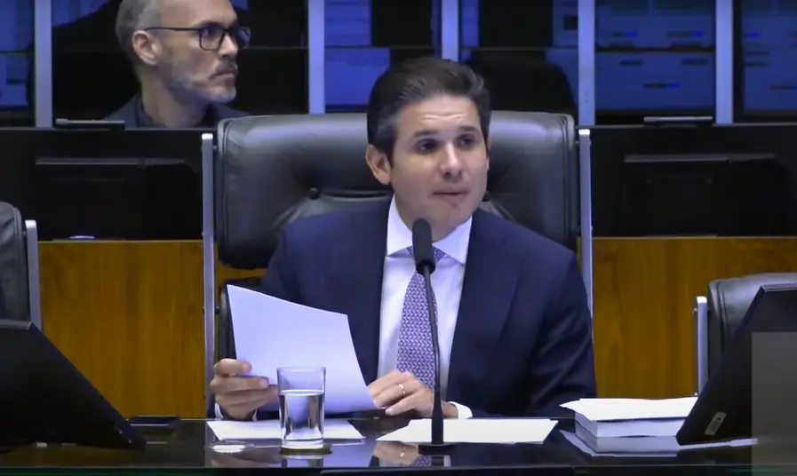 O presidente da Câmara, Hugo Motta (Republicanos-PB), Sessão Solene de homenagem aos 40 anos da redemocratização do Brasil, nesta quarta (19). Foto: Reprodução