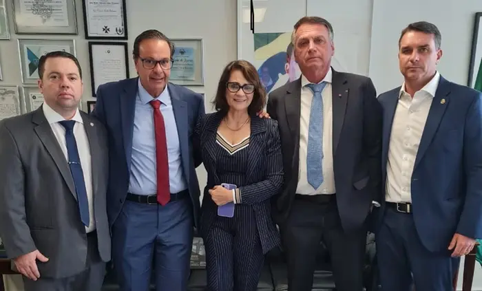 O ex-presidente Jair Bolsonaro, réu por tentativa de golpe, ao lado de Gilson Machado, Damares Alves e Flávio Bolsonaro. Foto: reprodução