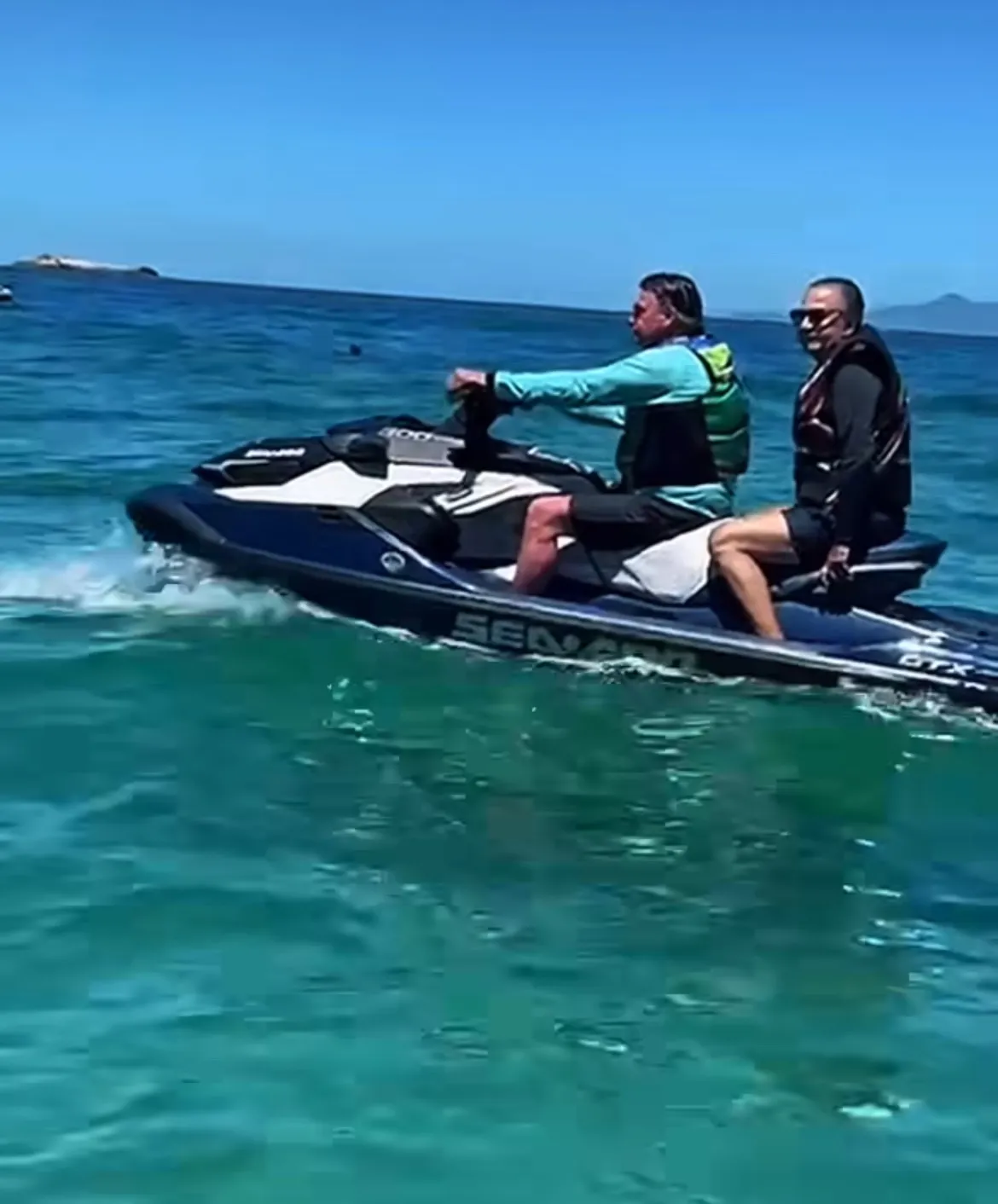 Jair Bolsonaro e Silas Malafaia curtem passeio de jetski em Angra. Eduardo Bolsonaro comenta publicação e repercussão cresce nas redes.