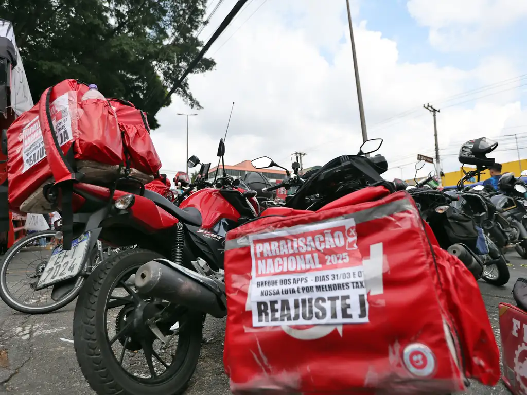 Entregadores de aplicativos fazem manifestação na frente a sede do iFood em Osasco. Foto: Paulo Pinto/Agência Brasil