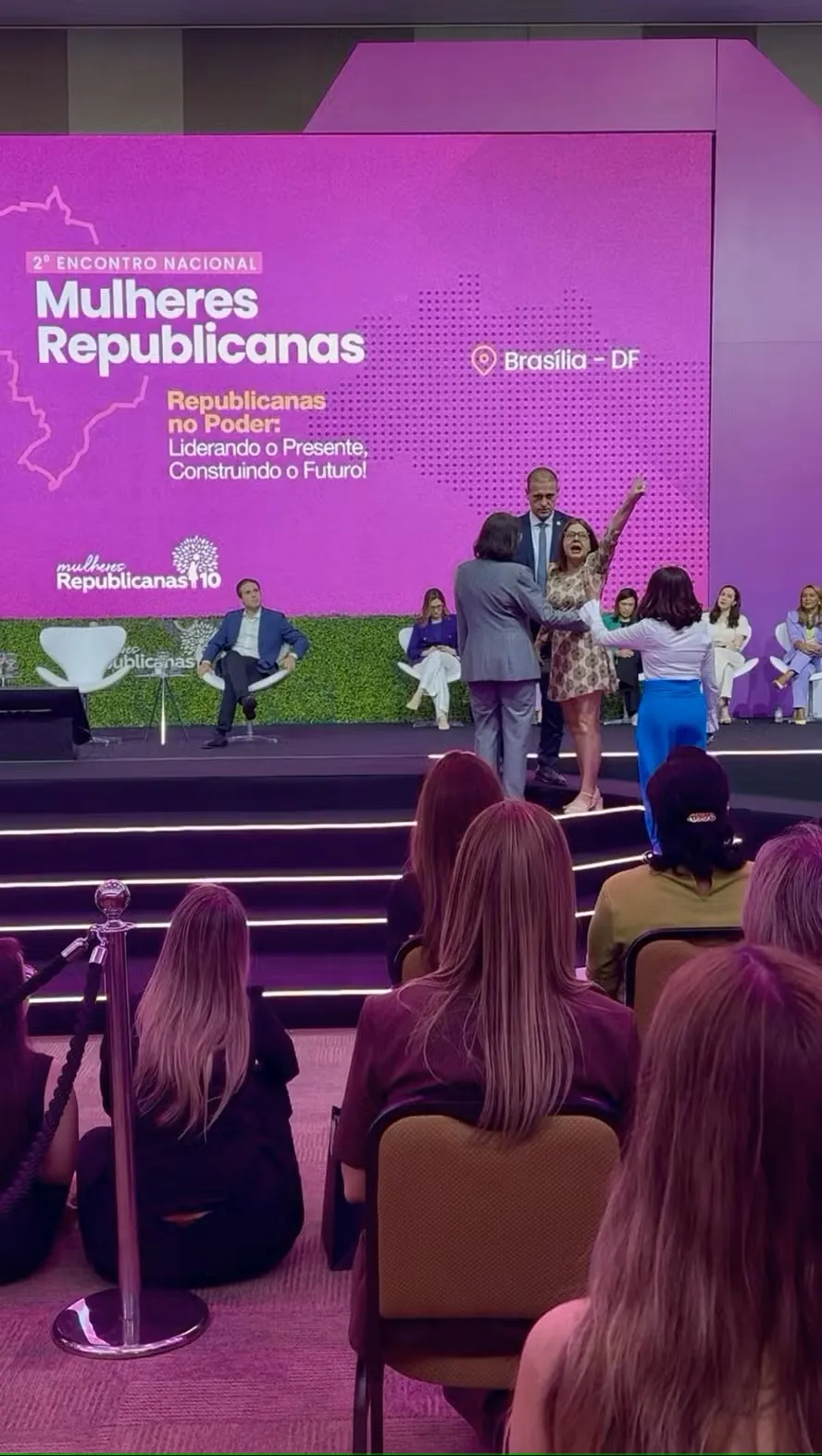 Teresa Vale protesta contra Hugo Motta após declaração sobre exilados políticos no Brasil; evento do Republicanos em Brasília gera repercussão