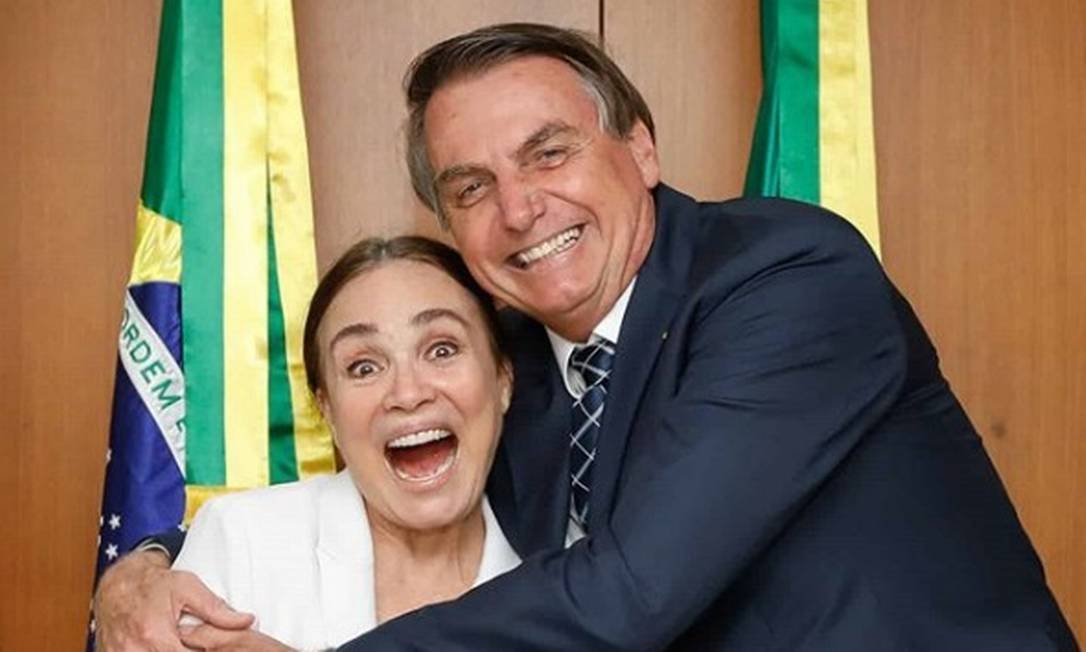 A então secretária de Cultura, Regina Duarte, e o então presidente Jair Bolsonaro no Palácio do Planalto, em 2020. Foto: Carolina Antunes/PR