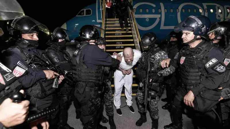 Suposto membro de gangue sendo deportado dos EUA para El Salvador, sem julgamento. Imagem: reprodução