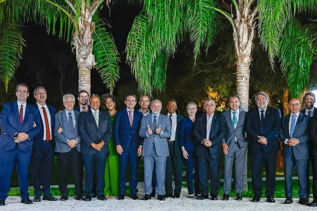 O presidente Lula (PT) em jantar com o presidente da Câmara, Hugo Motta (Republicanos-PB), e líderes de partidos da base aliada – Reprodução/Instagram gleisihoffmann