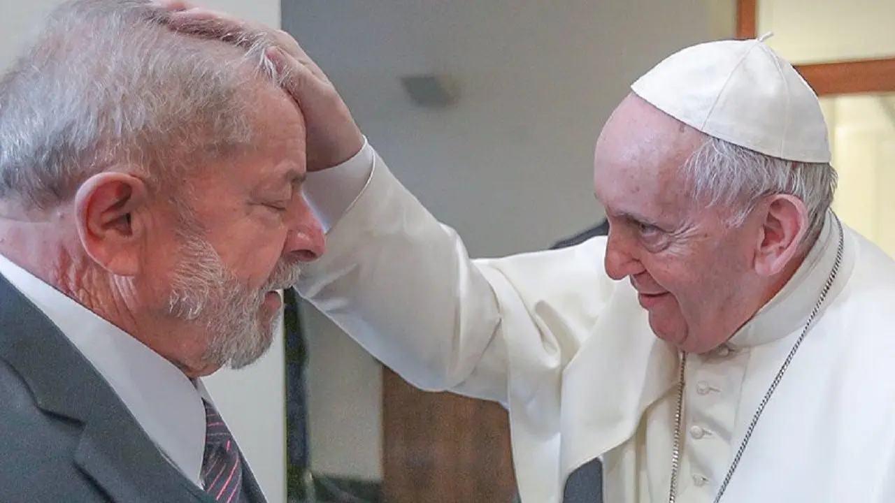 Papa Francisco abençoa o presidente Luiz Inácio Lula da Silva durante encontro no Vaticano, em 2023 – Foto: Reprodução