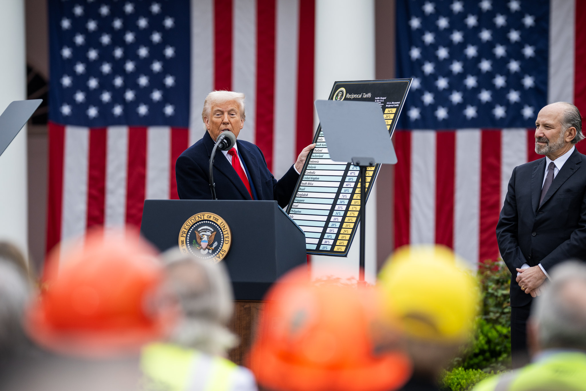 Donald Trump anuncia tarifa de 10% para produtos importados do Brasil Tarifas recíprocas serão de ao menos metade da alíquota cobrada pelos países foto Daniel Torok/ White House