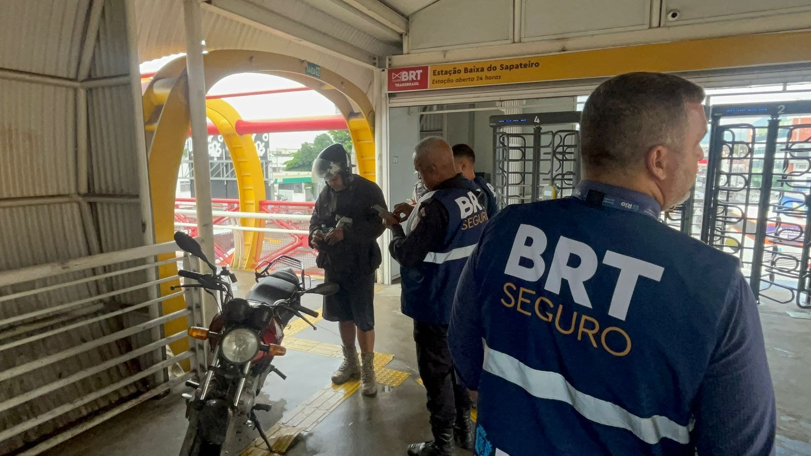 Fiscalização na Avenida Brasil usa drones para flagrar motos em passarelas do BRT