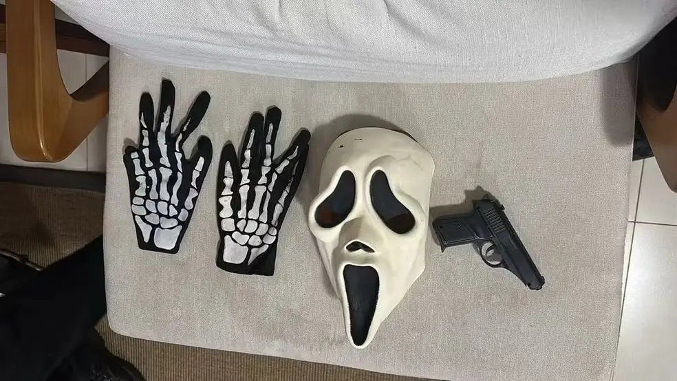 Luvas e máscaras e outros materiais apreendidos pela polícia na operação contra rede de crimes cibernéticos – Foto: Reprodução