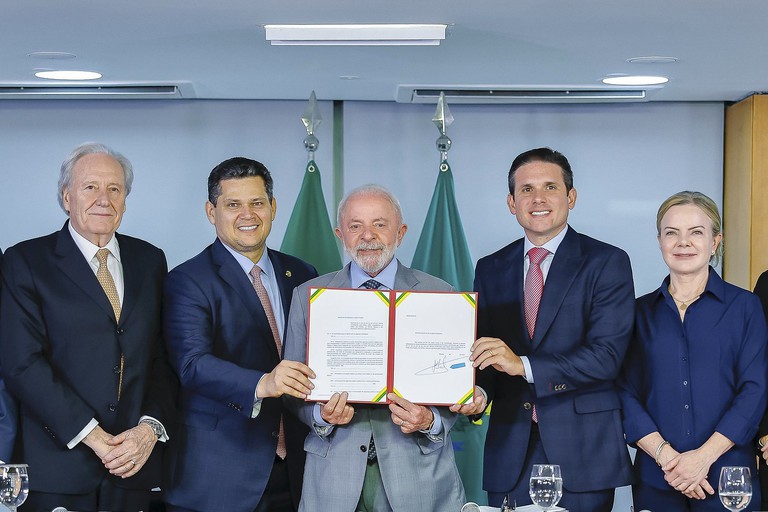 Lula entregou o documento aos presidentes da Câmara dos Deputados, Hugo Motta, e do Senado Federal, Davi Alcolumbre. Também participaram da cerimônia o ministro da Justiça e Segurança Pública, Ricardo Lewandowski, e a ministra da Secretaria de Relações Institucionais, Gleisi Hoffmann - Foto: Ricardo Stuckert/Secom-PR