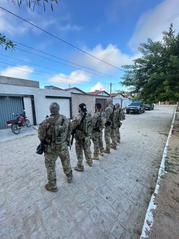 Polícia Federal realiza operação contra terrorismo racial em Pocinhos após alerta do FBI sobre mensagens de ódio na internet.