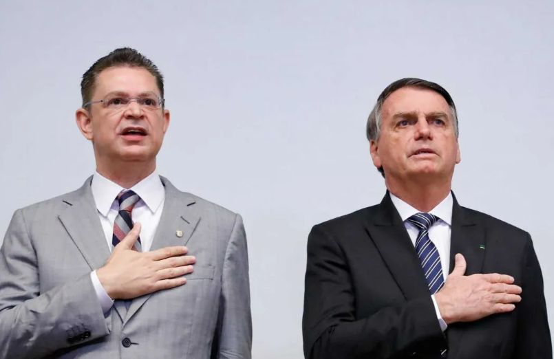 Sóstenes Cavalcante e Jair Bolsonaro: líder do PL na Câmara dos Deputados afirmou que o requerimento de urgência para o projeto da anistia aos golpistas atingiu as assinaturas necessárias. Foto: Reprodução