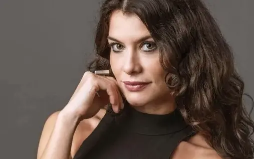 Alinne Moraes retorna à dramaturgia como a ativista Jânia, na série Guerreiros do Sol. Reprodução/TV Globo