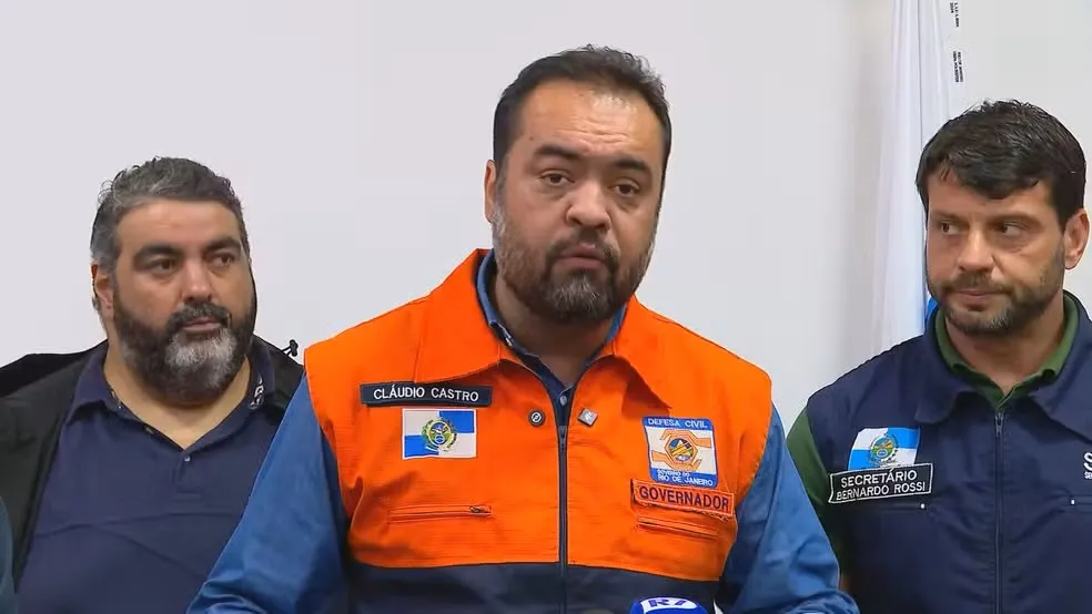 Cláudio Castro Castro em coletiva de imprensa em Petrópolis — Foto: Reprodução/TV Globo