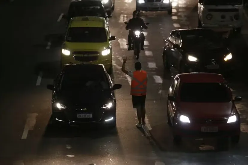 Flanelinhas cobram até R$ 100 por vaga no Rio e ameaçam motoristas; estudante sofre agressão na Barra após recusar pagamento.
