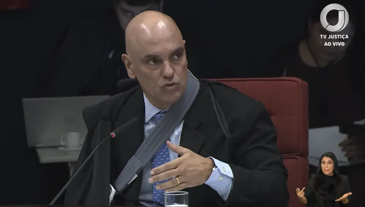De tipoia, Alexandre de Moraes durante sessão da 1ª Turma do STF. Foto: reprodução