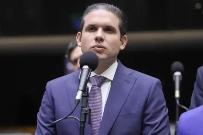 Hugo Motta, presidente da Câmara, adiou as conversas sobre anistia a golpistas. Foto: reprodução