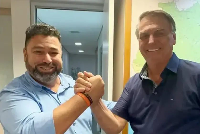 Kaká Fernandes e Jair Bolsonaro: vereador foi denunciado pela filha por não pagar pensão alimentícia. Foto: Reprodução