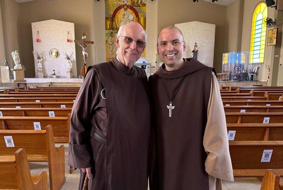 O padre Julio Lancellotti e o bolsonarista Frei Gilson durante encontro nesta terça (29). Foto: Reprodução