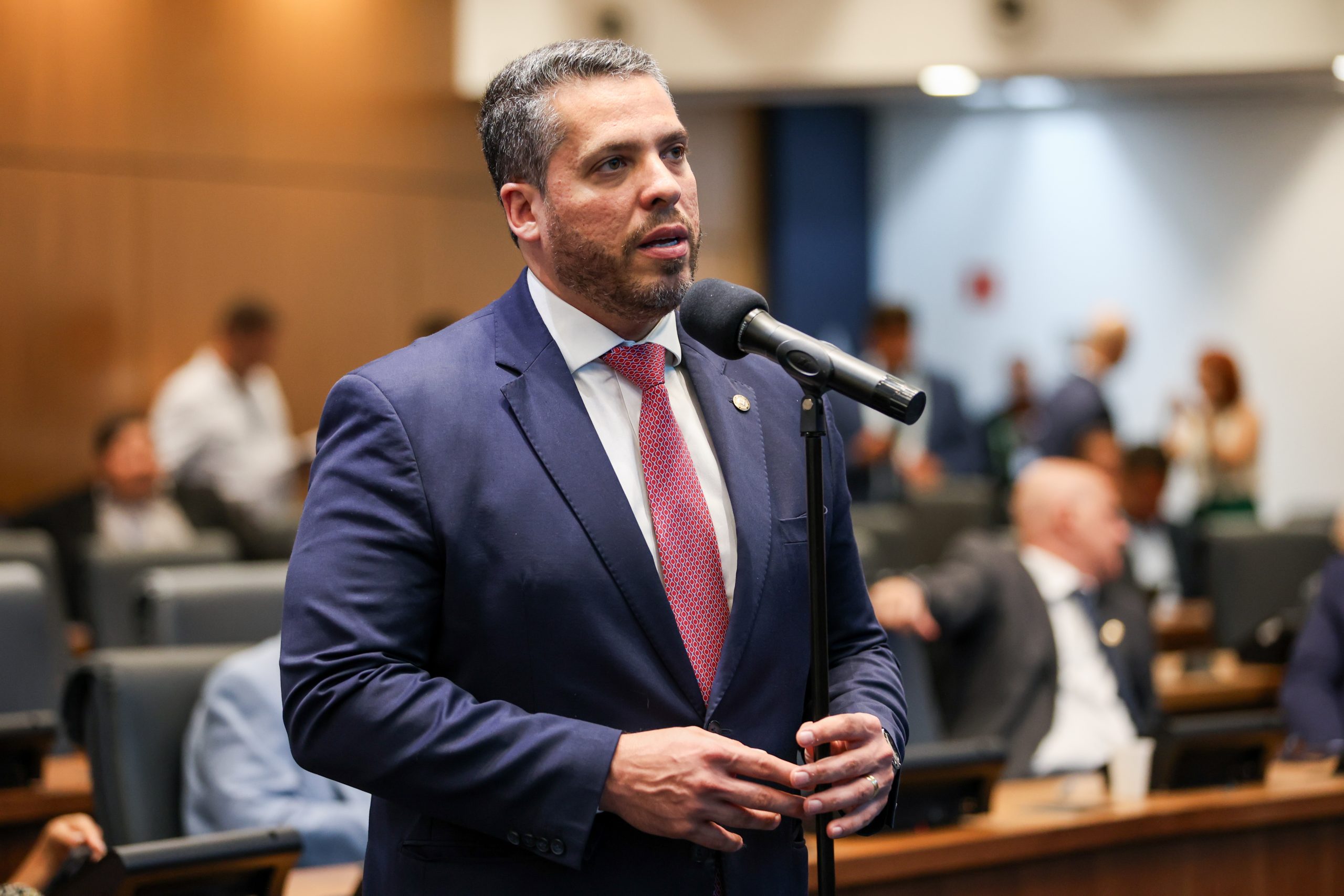 Rodrigo Amorim propõe fim das áreas VIP em praias