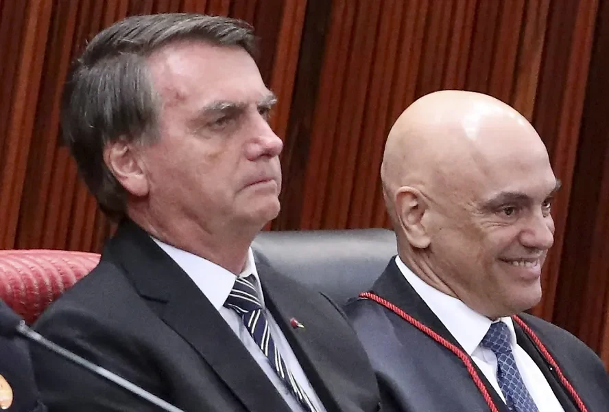 O ex-presidente Jair Bolsonaro e o ministro Alexandre de Moraes, do Supremo Tribunal Federal (STF). Foto: Antonio Augusto/Secom/TSE