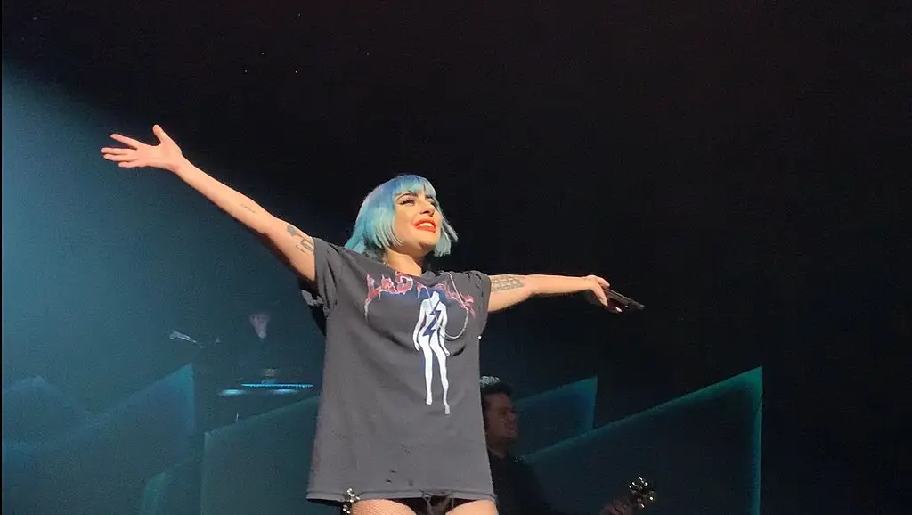 Bombeiros pedem que público na entre no mar à noite durante show de Lady Gaga
