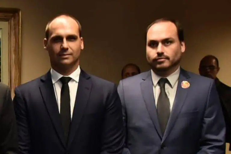 Carlos tenta livrar Eduardo Bolsonaro, mas complica ainda mais