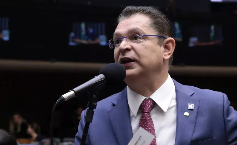 Sóstenes Cavalcante desafia Dino e ignora pedido do STF