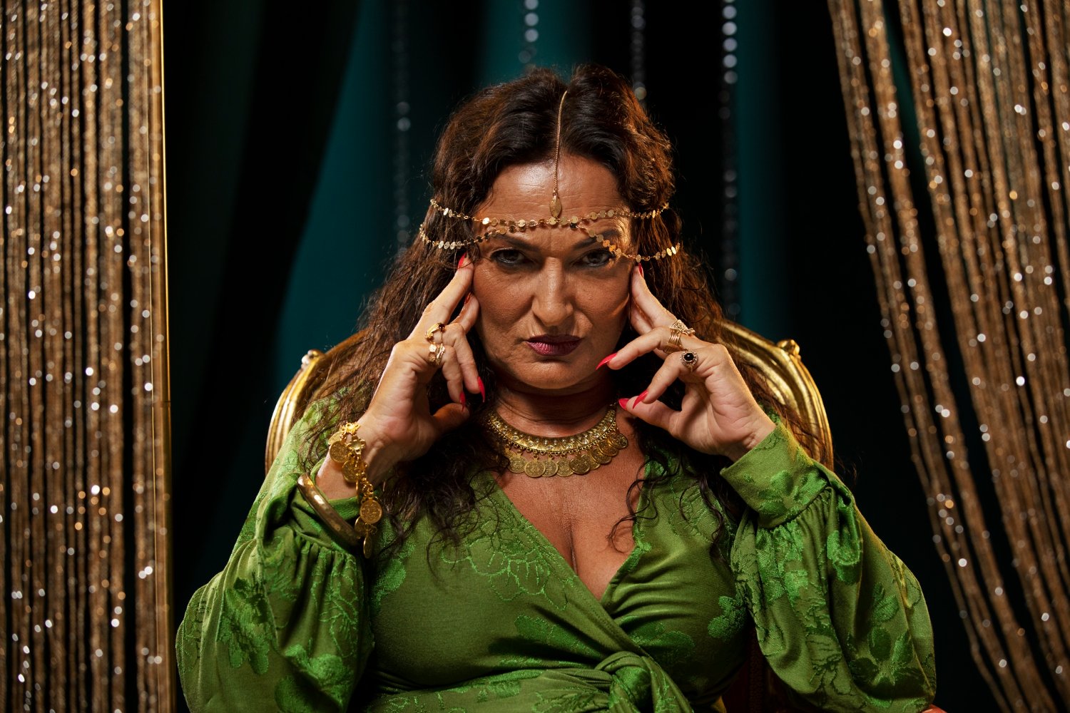 O horóscopo cigano conecta signos a símbolos ancestrais, destacando desafios e oportunidades para a semana. A leitura valoriza a cultura cigana e propõe reflexão crítica sobre o equilíbrio entre ação e intuição.