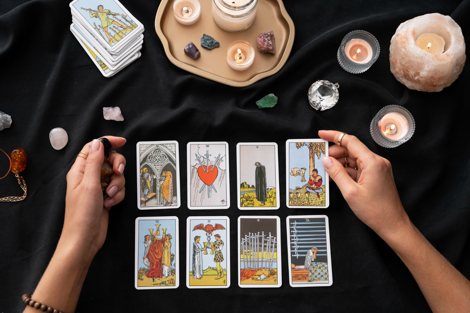 Tarô e astrologia indicam 2025 com oportunidades financeiras para Gêmeos, Escorpião, Sagitário e alertas para Touro e Áries