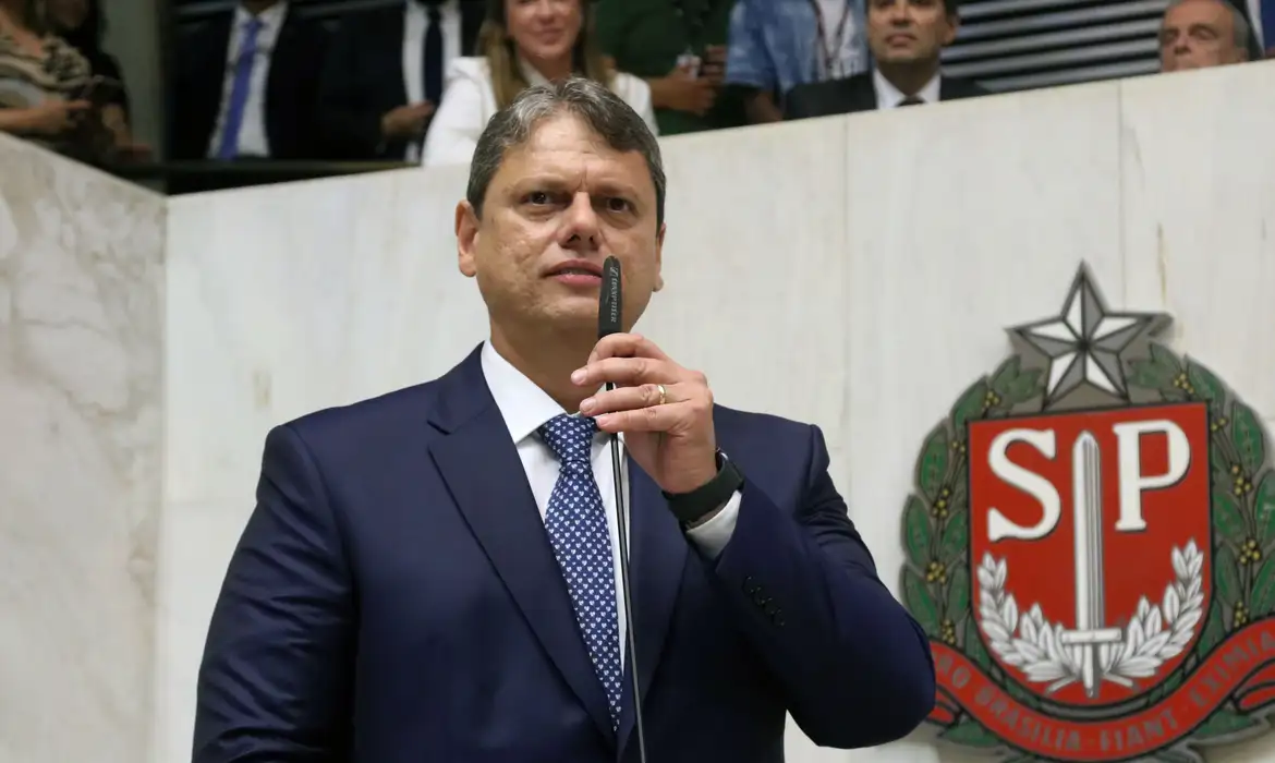 Salário de Tarcísio de Freitas entra no top 5 dos governadores