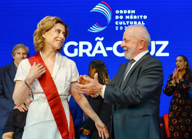 Atriz Fernanda Torres e Presidente da República, Luiz Inácio Lula da Silva, durante a cerimônia de Entrega da Ordem do Mérito Cultural, no Palácio Gustavo Capanema. Rio de Janeiro - RJ. - Ricardo Stuckert/PR
