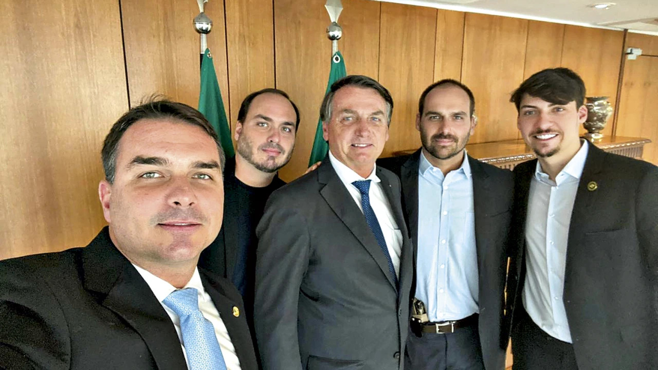 Da esquerda para a direita: Flávio, Carlos, Jair, Eduardo e Jair Renan Bolsonaro (Reprodução/@flaviobolsonaro/Instagram)