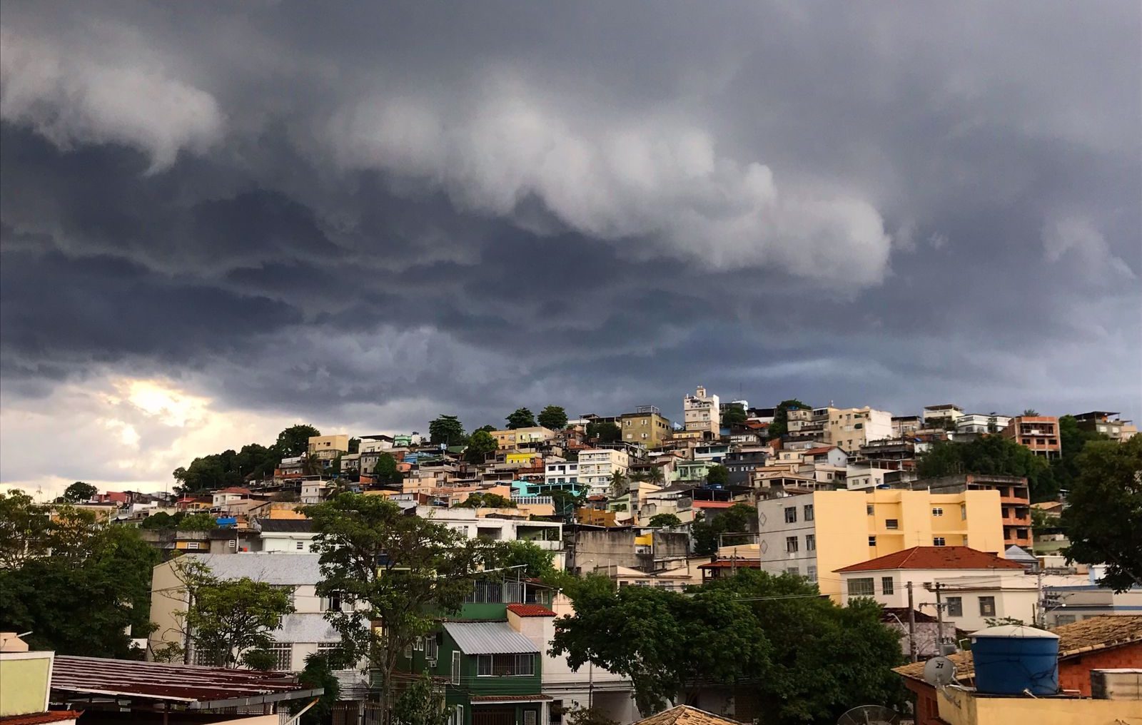 Semana começa com céu nublado e chuva fraca no Rio de Janeiro. A partir de quarta-feira, o tempo abre e o clima melhora.