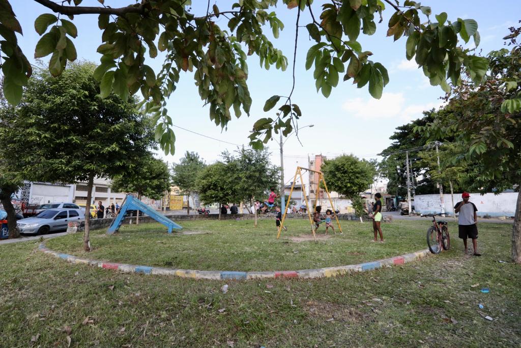 Relatório revela desigualdade nas praças do Rio, com infraestrutura precária e riscos à infância, destacando negligência do poder público.
