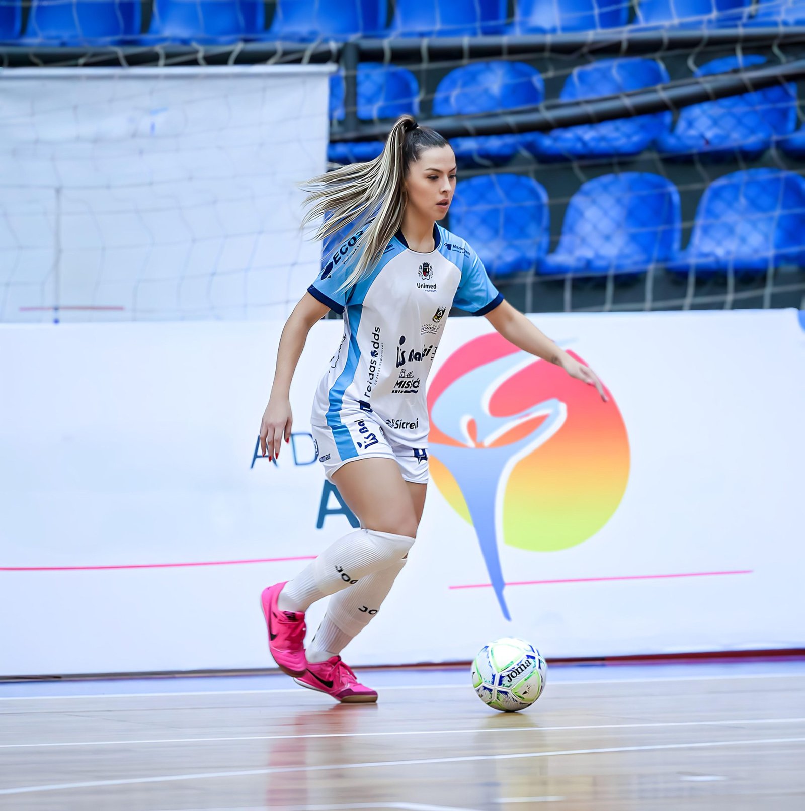 Atleta de futsal, Marcela Soares é expulsa de time depois de se lançar em plataformas adultas: “a hipocrisia é real”