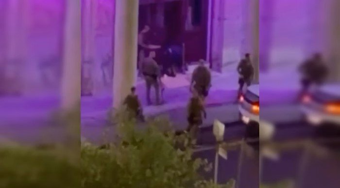 Policiais militares agridem moradores de rua com cassetetes e fogo em Florianópolis. Foto: Reprodução