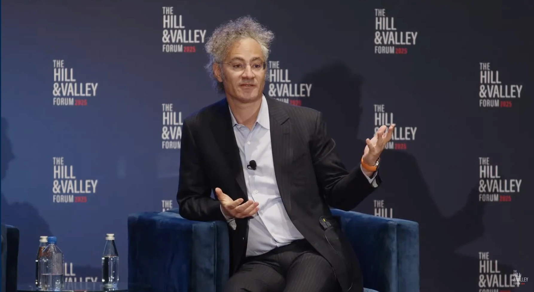 Alex Karp, CEO da Palantir, sorri enquanto explica como mata “idiotas úteis” na Palestina