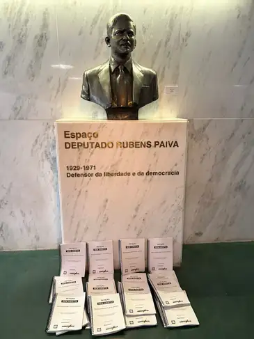Ato contra PL da Anistia em frente ao busto de Rubens Paiva. - Divulgação/Coalizão Pacto pela Democracia