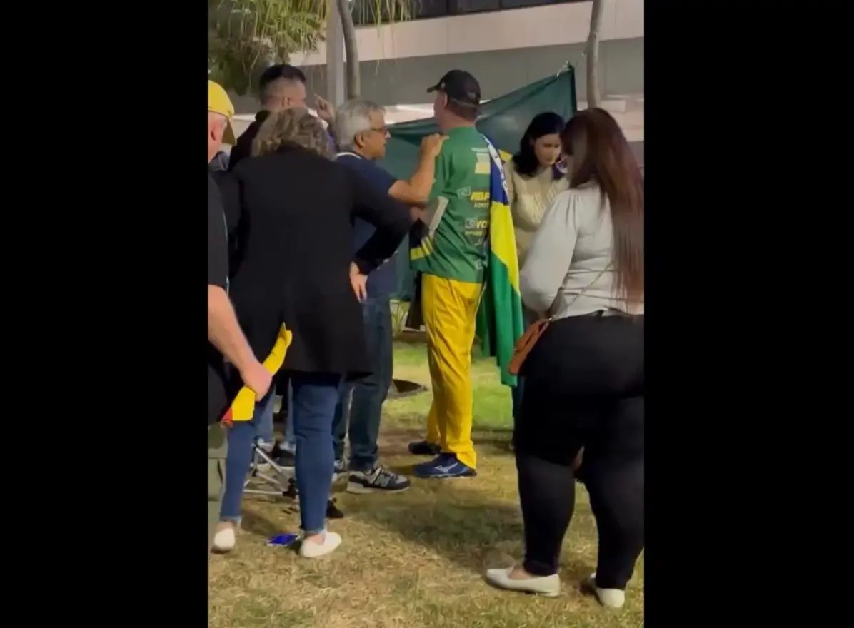 Bolsonaristas e líderes religiosos se confrontam em frente a hospital de Bolsonaro