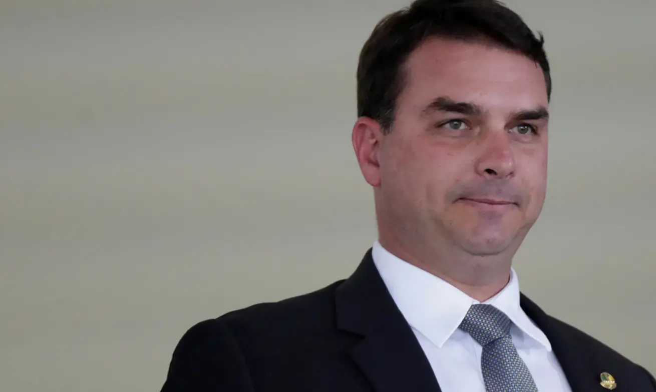 Flávio Bolsonaro afirmou ter uma renda de R$ 57 mil, ao solicitar empréstimo para adquirir uma mansão. Foto: Divulgação