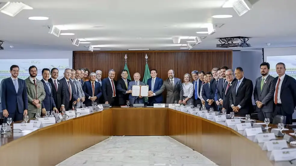 O presidente Luiz Inácio Lula da Silva participa de reunião no Palácio do Planalto com o ministro de Minas e Energia, Alexandre Silveira, e a ministra da Secretaria de Relações Institucionais, Gleisi Hoffmann. Brasília (DF). Foto: Ricardo Stuckert/PR.